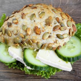 Kürbiskernsemmel mit Camembert