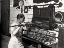Jakob Heigl II in der damaligen Backstube mit gemauertem Holzfeuerofen (um 1930)